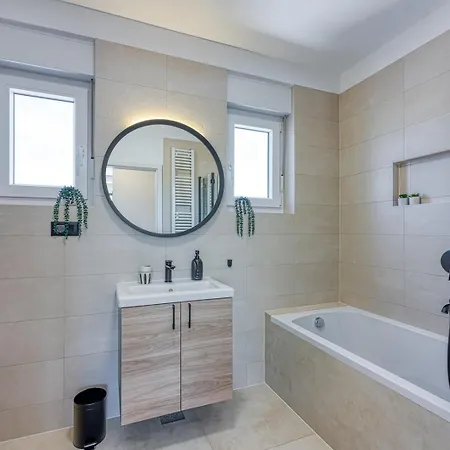 Modern Ana With Jacuzzi And Pool דירה פורץ