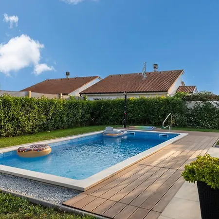 Modern Ana With Jacuzzi And Pool דירה