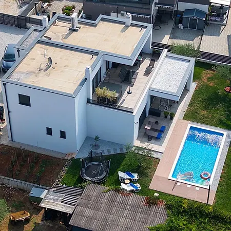 Modern Ana With Jacuzzi And Pool פורץ