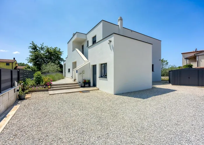 Modern Ana With Jacuzzi And Pool Poreč