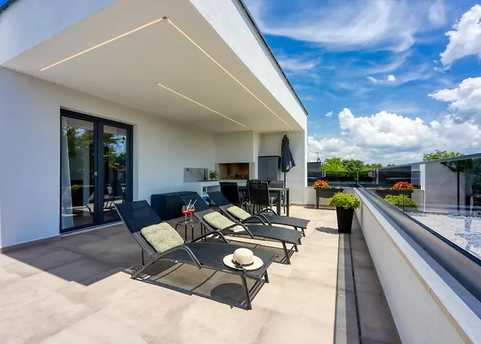 Modern Ana With Jacuzzi And Pool Daire Poreč