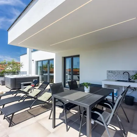Modern Ana With Jacuzzi And Pool Poreč