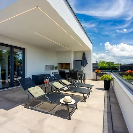 Modern Ana With Jacuzzi And Pool Daire Poreč