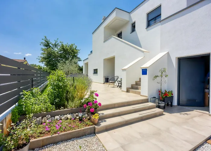 Modern Ana With Jacuzzi And Pool Appartamento *