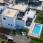 Modern Ana With Jacuzzi And Pool بوريتش