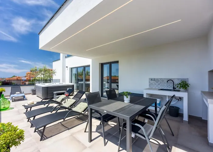 Modern Ana With Jacuzzi And Pool Poreč