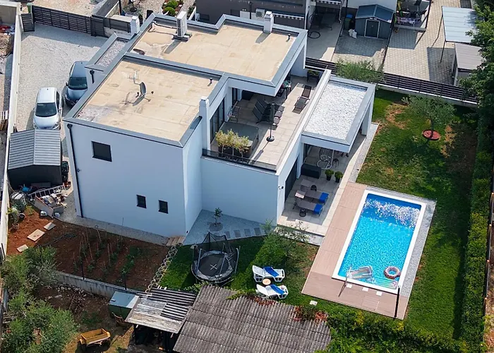 Modern Ana With Jacuzzi And Pool Poreč